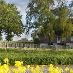 Mit Kamin, Eingezaeuntem Garten Und Gutshofsauna! *