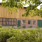 Mit Kamin, Eingezaeuntem Garten Und Gutshofsauna!
