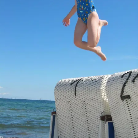 Mit Kamin, Eingezaeuntem Garten Und Gutshofsauna! * Rabenholz