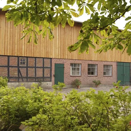 Mit Kamin, Eingezaeuntem Garten Und Gutshofsauna!