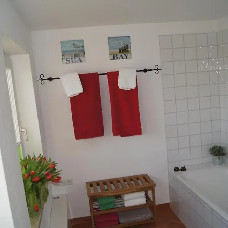 Mit Kamin, Eingezaeuntem Garten Und Gutshofsauna! * Rabenholz