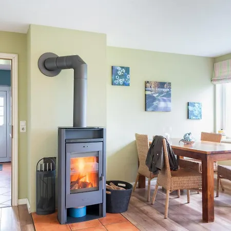 Mit Kamin, Eingezaeuntem Garten Und Gutshofsauna!
