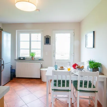 Mit Kamin, Eingezaeuntem Garten Und Gutshofsauna!